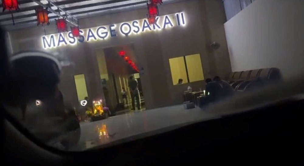 Công an kiểm tra hàng loạt cơ sở massage lúc nửa đêm: Thanh niên sinh năm 2000 bị bắt tạm giam- Ảnh 1.