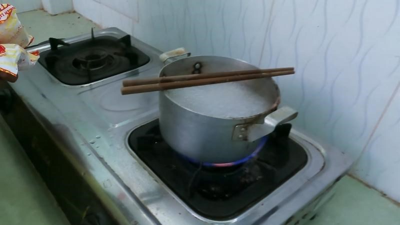 Vì sao nên đặt 1 chiếc đũa gỗ lên miệng nồi khi nước đang sôi?- Ảnh 1.
