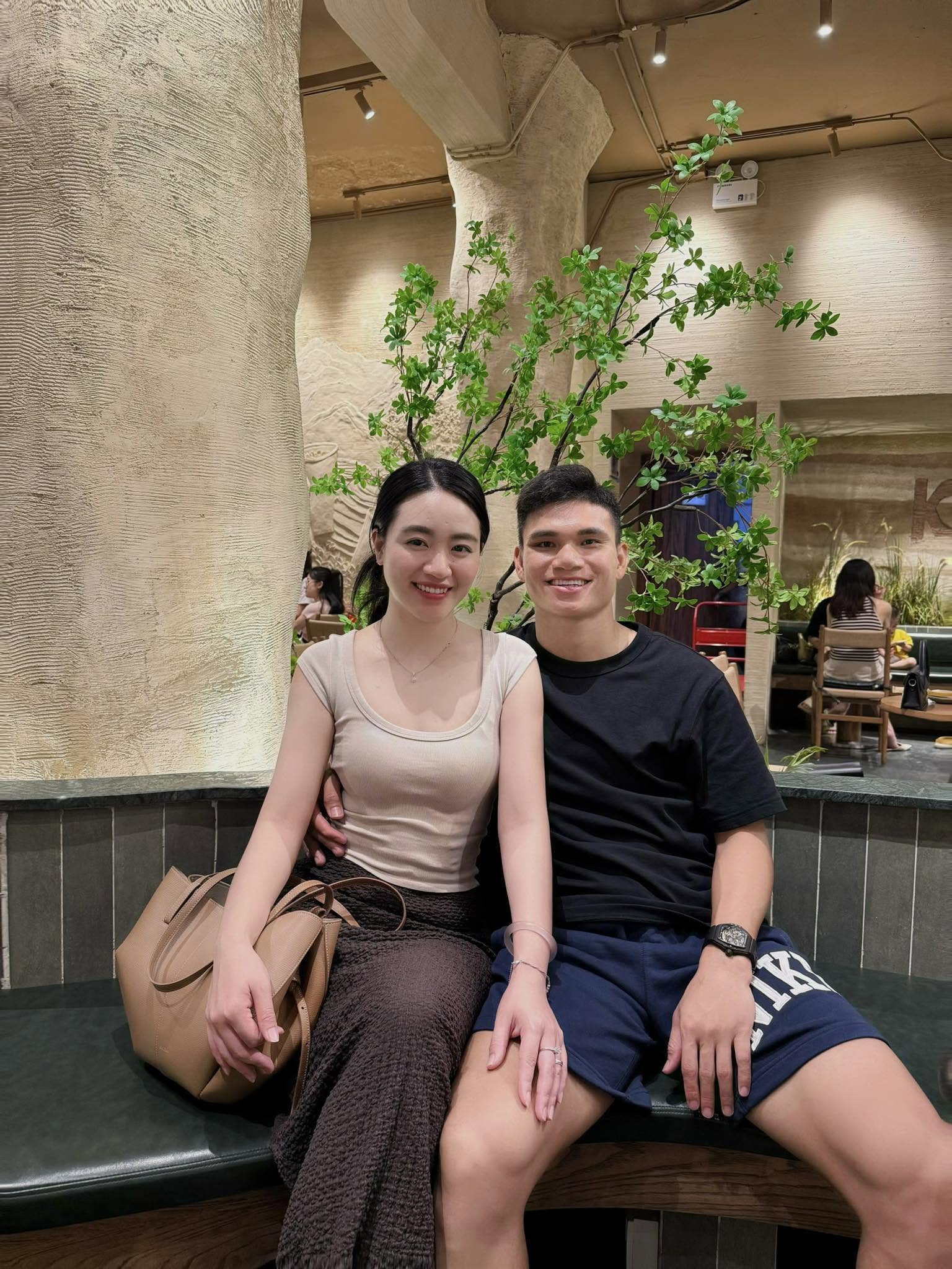 Gái xinh Nghệ An cưới "cầu thủ nghèo nhất Việt Nam", gây chú ý với lịch trình 5 ngày bay 3 nước để "tiếp lửa" chung kết Việt Nam vs Thái Lan- Ảnh 4. Gái xinh Nghệ An cưới "cầu thủ nghèo nhất Việt Nam", gây chú ý với lịch trình 5 ngày bay 3 nước để "tiếp lửa" chung kết Việt Nam vs Thái Lan- Ảnh 4.