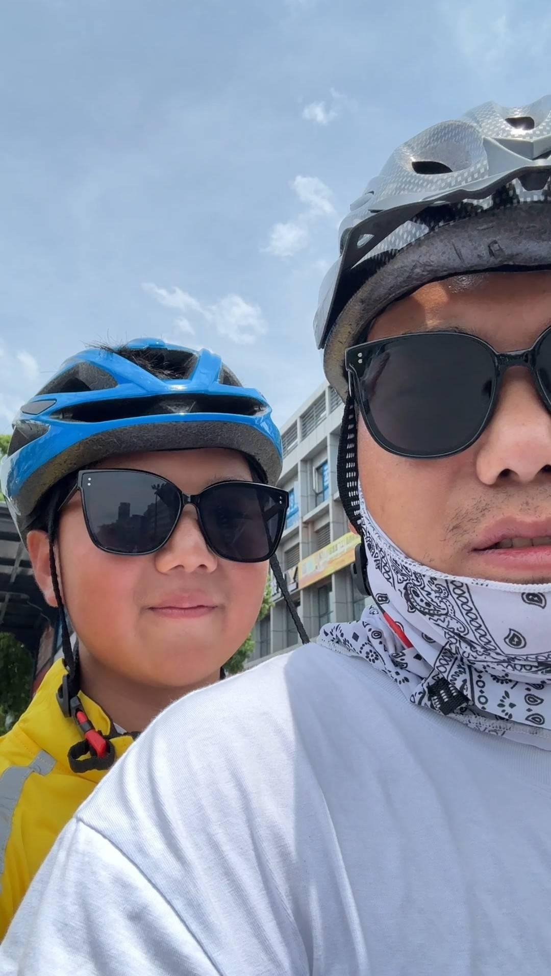 Người đàn ông để con trai sinh tồn làm shipper vì nói “Học không giỏi thì cùng lắm đi giao đồ ăn”: Kết quả bất ngờ sau 20 ngày- Ảnh 1.