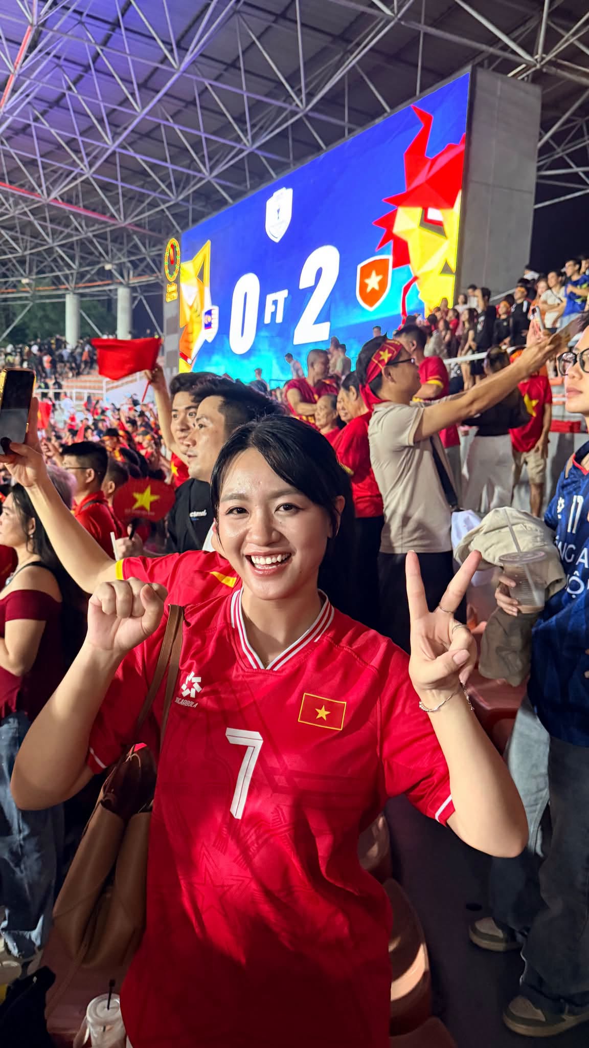 Gái xinh Nghệ An cưới "cầu thủ nghèo nhất Việt Nam", gây chú ý với lịch trình 5 ngày bay 3 nước để "tiếp lửa" chung kết Việt Nam vs Thái Lan- Ảnh 6. Gái xinh Nghệ An cưới "cầu thủ nghèo nhất Việt Nam", gây chú ý với lịch trình 5 ngày bay 3 nước để "tiếp lửa" chung kết Việt Nam vs Thái Lan- Ảnh 6.