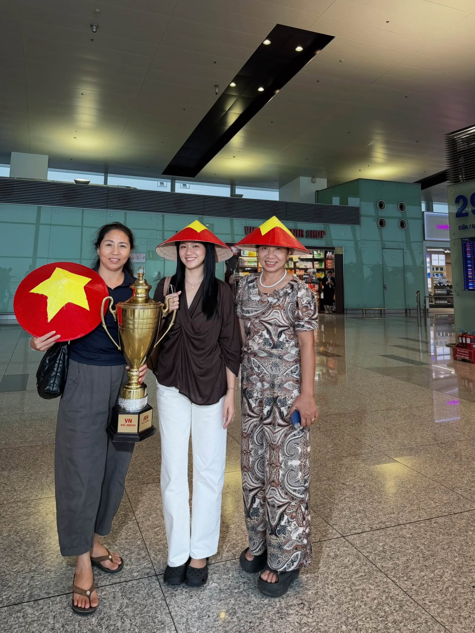 Gái xinh Nghệ An cưới "cầu thủ nghèo nhất Việt Nam", gây chú ý với lịch trình 5 ngày bay 3 nước để "tiếp lửa" chung kết Việt Nam vs Thái Lan- Ảnh 1. Gái xinh Nghệ An cưới "cầu thủ nghèo nhất Việt Nam", gây chú ý với lịch trình 5 ngày bay 3 nước để "tiếp lửa" chung kết Việt Nam vs Thái Lan- Ảnh 1.