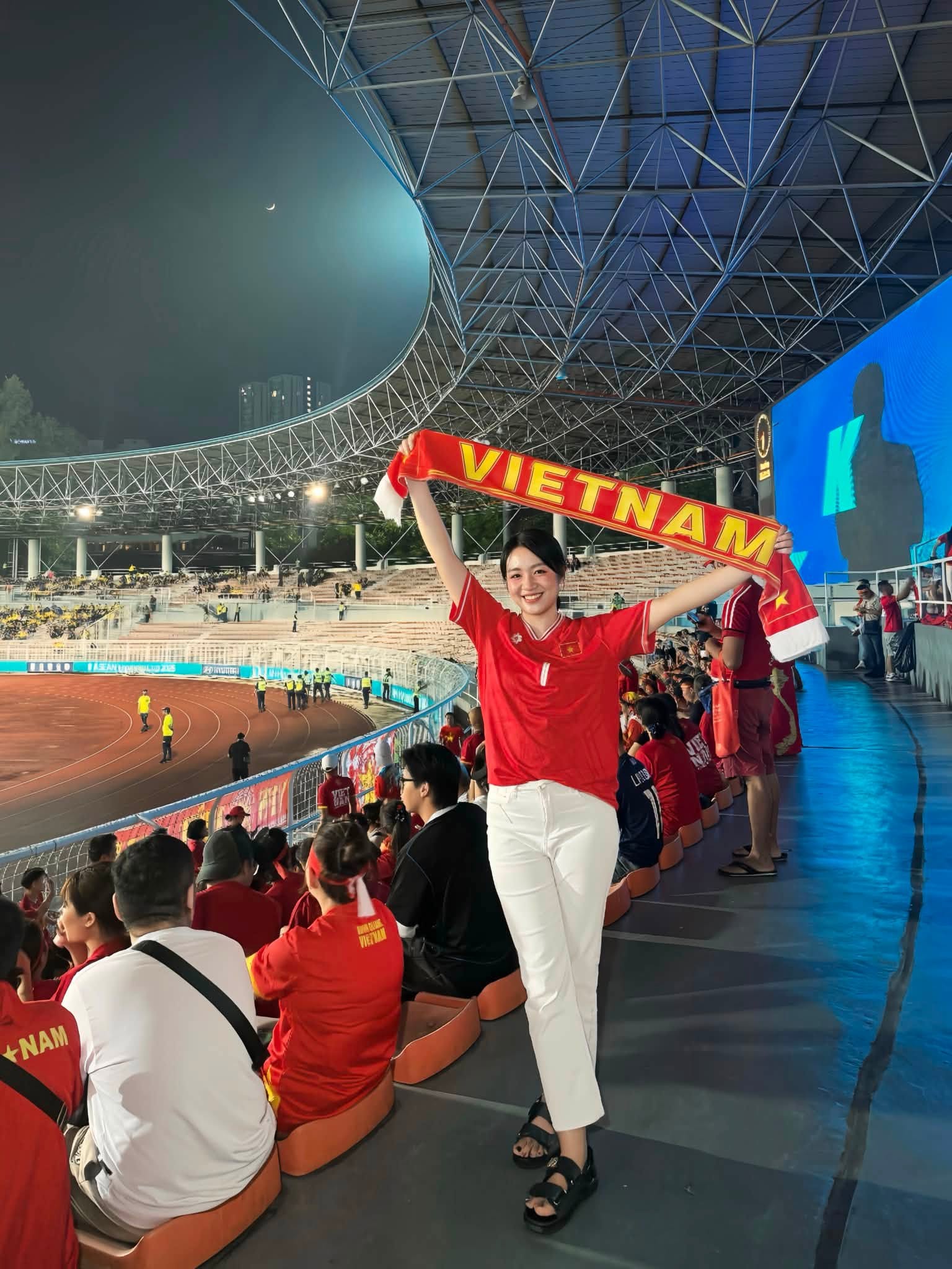 Gái xinh Nghệ An cưới "cầu thủ nghèo nhất Việt Nam", gây chú ý với lịch trình 5 ngày bay 3 nước để "tiếp lửa" chung kết Việt Nam vs Thái Lan- Ảnh 7. Gái xinh Nghệ An cưới "cầu thủ nghèo nhất Việt Nam", gây chú ý với lịch trình 5 ngày bay 3 nước để "tiếp lửa" chung kết Việt Nam vs Thái Lan- Ảnh 7.