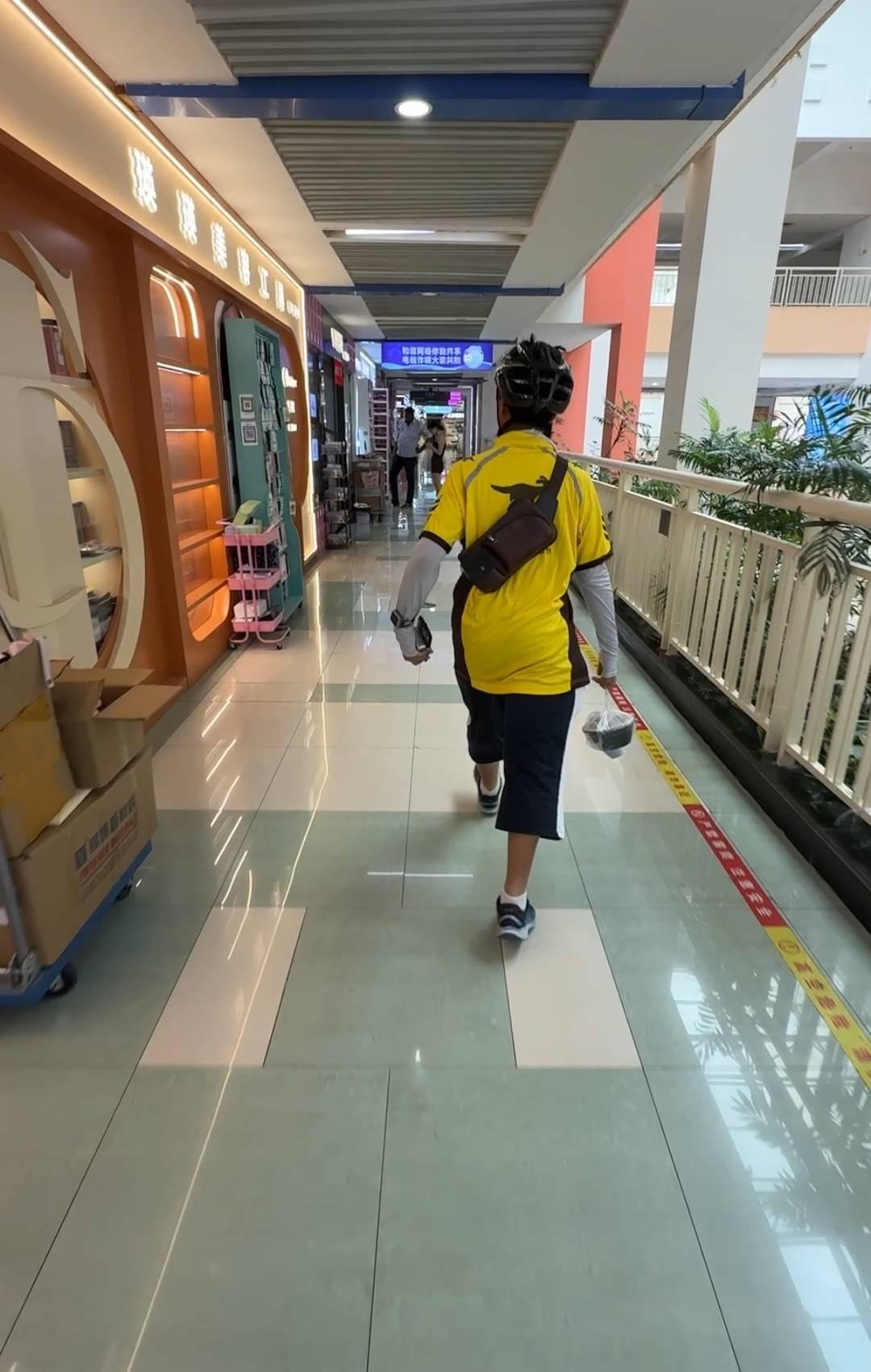 Người đàn ông để con trai sinh tồn làm shipper vì nói “Học không giỏi thì cùng lắm đi giao đồ ăn”: Kết quả bất ngờ sau 20 ngày- Ảnh 2.