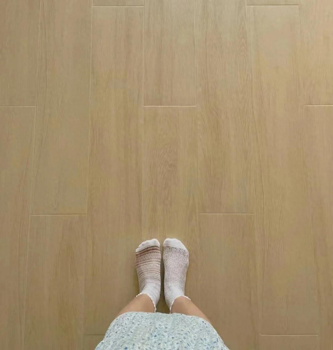 Sau hơn một năm sống cùng gạch giả gỗ, tôi mới hiểu vì sao nhiều người lát xong lại muốn thay: Đẹp trên ảnh nhưng có 8 điểm phải cân nhắc - Ảnh 1.