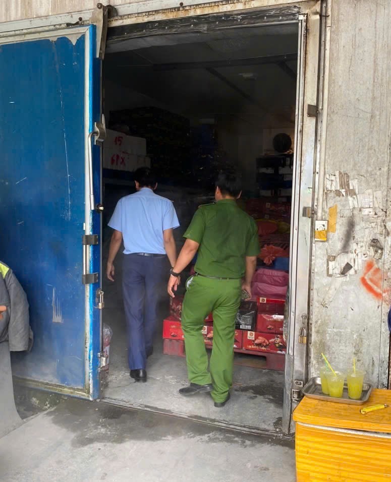 Kiểm tra đột xuất kho hàng, phát hiện hàng trăm sản phẩm nhập lậu, thu giữ lô hàng trị giá hơn 126 triệu đồng- Ảnh 1.