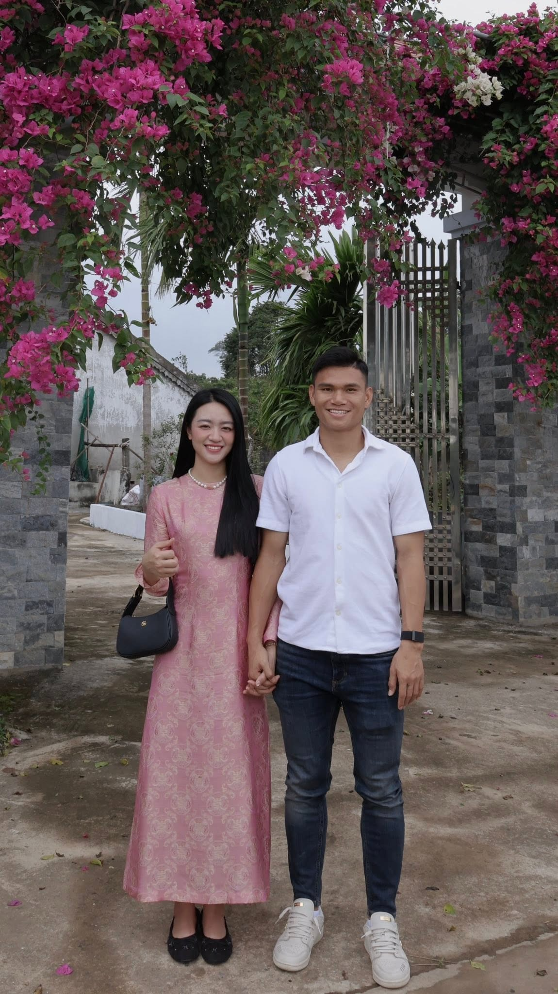Gái xinh Nghệ An cưới "cầu thủ nghèo nhất Việt Nam", gây chú ý với lịch trình 5 ngày bay 3 nước để "tiếp lửa" chung kết Việt Nam vs Thái Lan- Ảnh 3. Gái xinh Nghệ An cưới "cầu thủ nghèo nhất Việt Nam", gây chú ý với lịch trình 5 ngày bay 3 nước để "tiếp lửa" chung kết Việt Nam vs Thái Lan- Ảnh 3.
