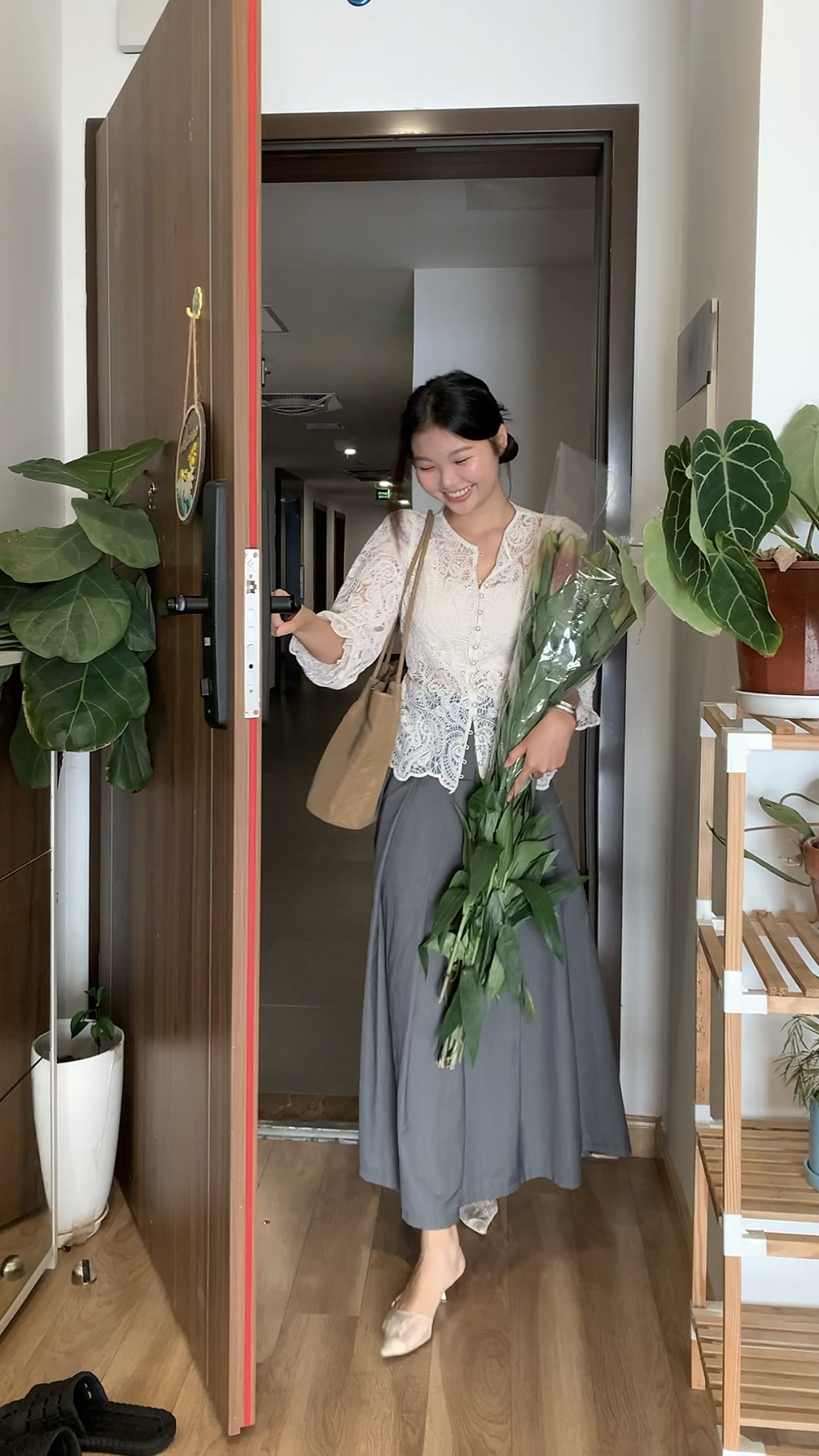 Cô gái viral với loạt ảnh “tan làm vẫn xinh”: Sắp sang tuổi 30 chỉ muốn đi làm về sớm, nấu một bữa cơm ngon rồi ăn cùng chồng- Ảnh 3.