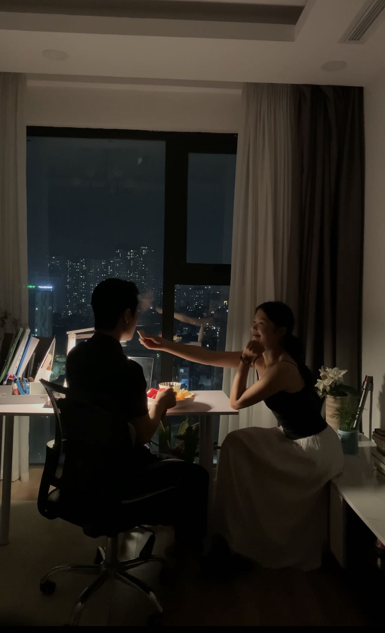Cô gái viral với loạt ảnh “tan làm vẫn xinh”: Sắp sang tuổi 30 chỉ muốn đi làm về sớm, nấu một bữa cơm ngon rồi ăn cùng chồng- Ảnh 6.