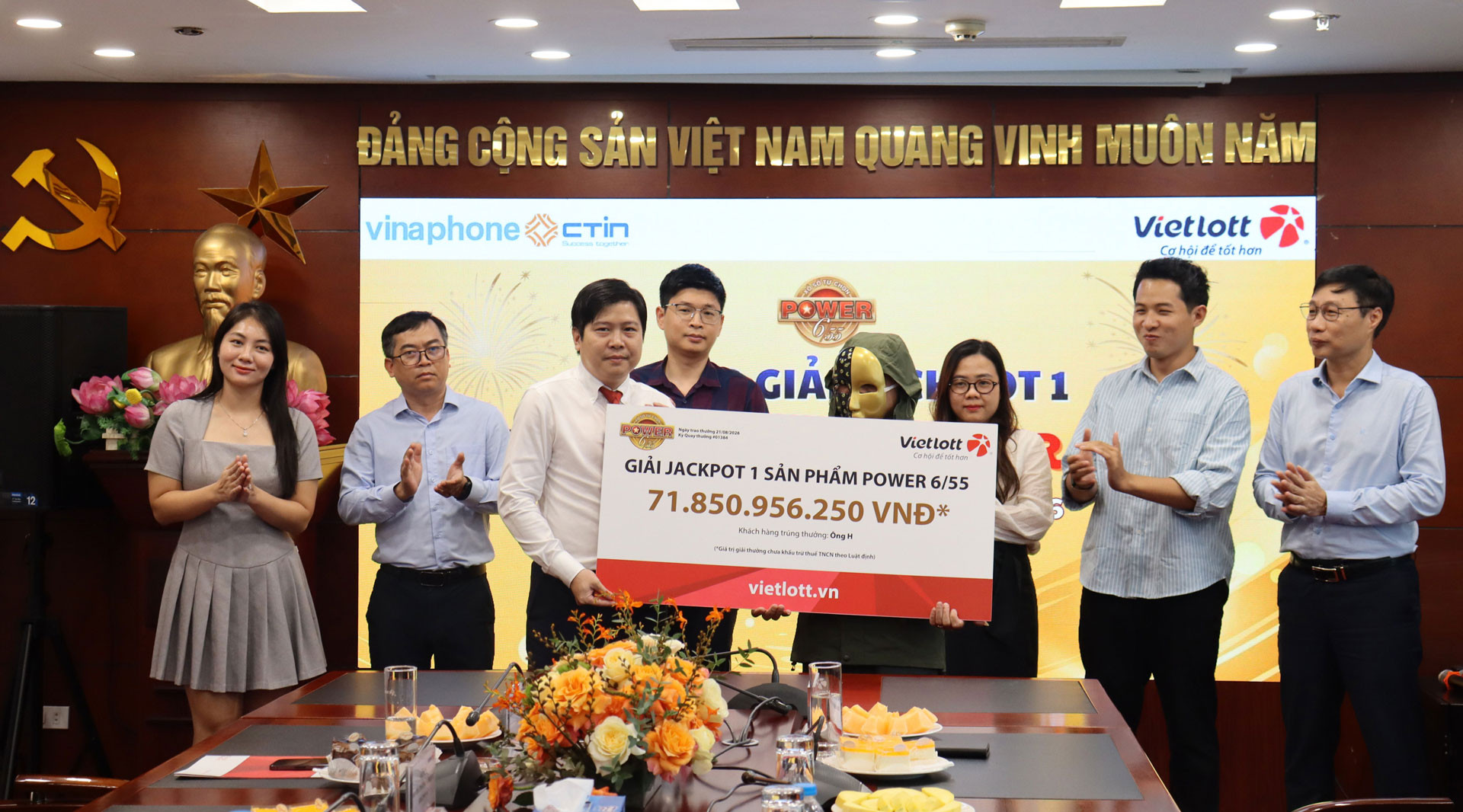 Người đàn ông hơn 1.100 lần trúng Vietlott bất ngờ trúng tiếp 71,8 tỷ đồng- Ảnh 1.