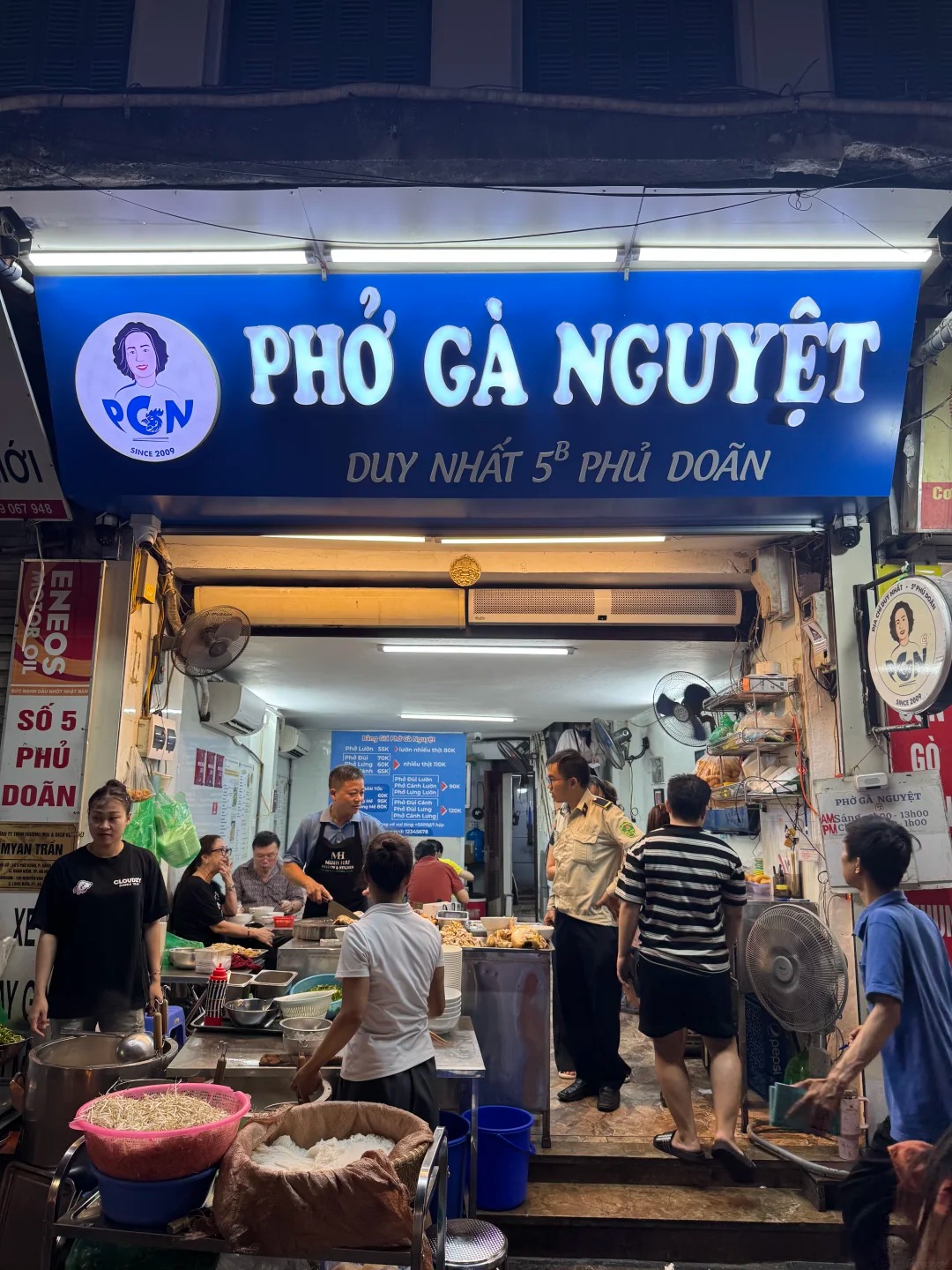 Khách Trung gọi đây là "quán phở gà số 1 Hà Nội": Ăn liền 3 ngày, trước khi rời Việt Nam vẫn quay lại thêm một lần- Ảnh 14. Khách Trung gọi đây là "quán phở gà số 1 Hà Nội": Ăn liền 3 ngày, trước khi rời Việt Nam vẫn quay lại thêm một lần- Ảnh 14.