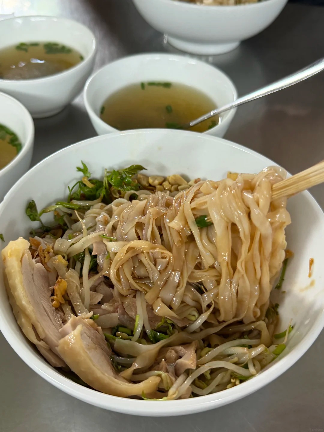 Khách Trung gọi đây là "quán phở gà số 1 Hà Nội": Ăn liền 3 ngày, trước khi rời Việt Nam vẫn quay lại thêm một lần- Ảnh 2. Khách Trung gọi đây là "quán phở gà số 1 Hà Nội": Ăn liền 3 ngày, trước khi rời Việt Nam vẫn quay lại thêm một lần- Ảnh 2.