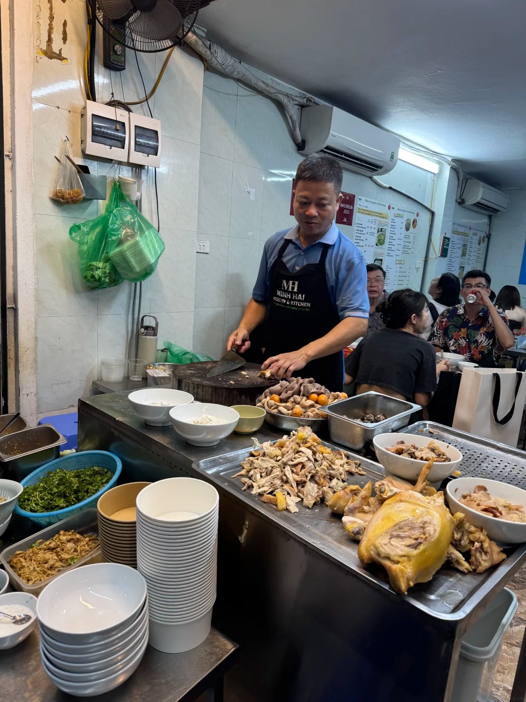 Khách Trung gọi đây là "quán phở gà số 1 Hà Nội": Ăn liền 3 ngày, trước khi rời Việt Nam vẫn quay lại thêm một lần- Ảnh 15. Khách Trung gọi đây là "quán phở gà số 1 Hà Nội": Ăn liền 3 ngày, trước khi rời Việt Nam vẫn quay lại thêm một lần- Ảnh 15.