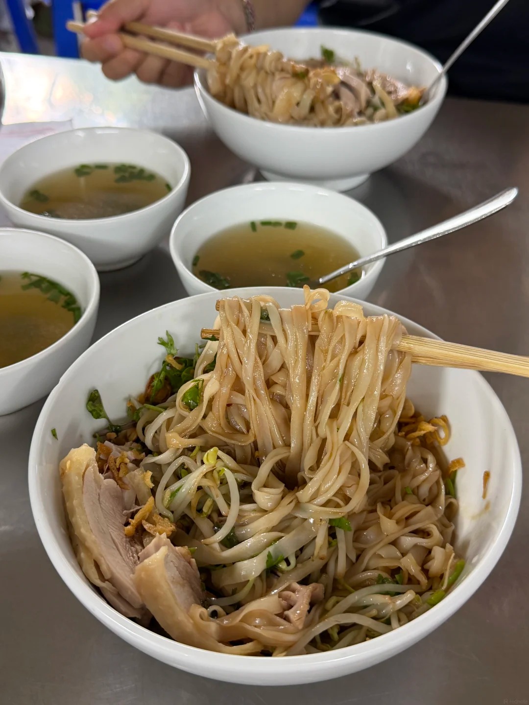 Khách Trung gọi đây là "quán phở gà số 1 Hà Nội": Ăn liền 3 ngày, trước khi rời Việt Nam vẫn quay lại thêm một lần- Ảnh 3. Khách Trung gọi đây là "quán phở gà số 1 Hà Nội": Ăn liền 3 ngày, trước khi rời Việt Nam vẫn quay lại thêm một lần- Ảnh 3.