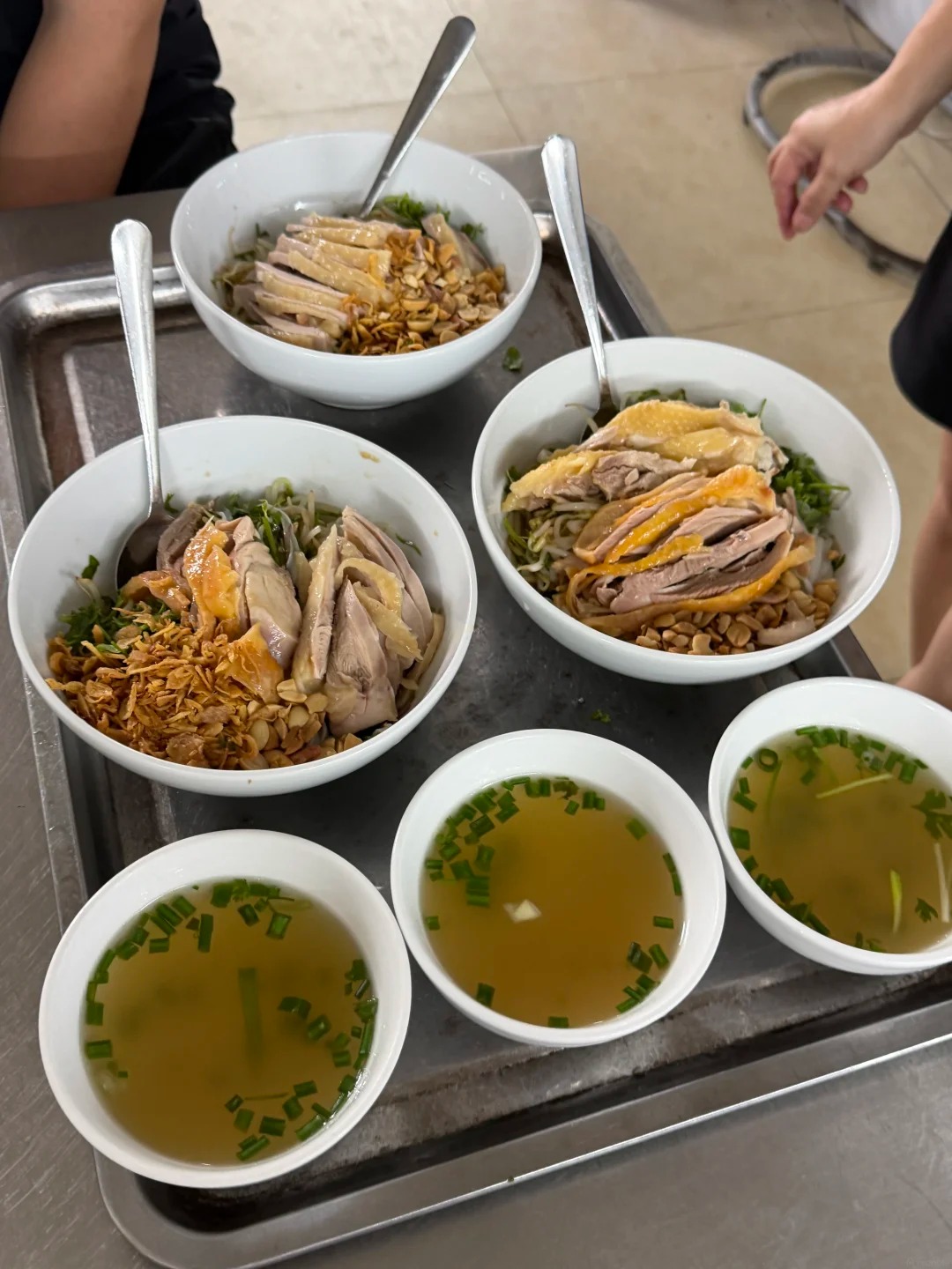Khách Trung gọi đây là "quán phở gà số 1 Hà Nội": Ăn liền 3 ngày, trước khi rời Việt Nam vẫn quay lại thêm một lần- Ảnh 4. Khách Trung gọi đây là "quán phở gà số 1 Hà Nội": Ăn liền 3 ngày, trước khi rời Việt Nam vẫn quay lại thêm một lần- Ảnh 4.