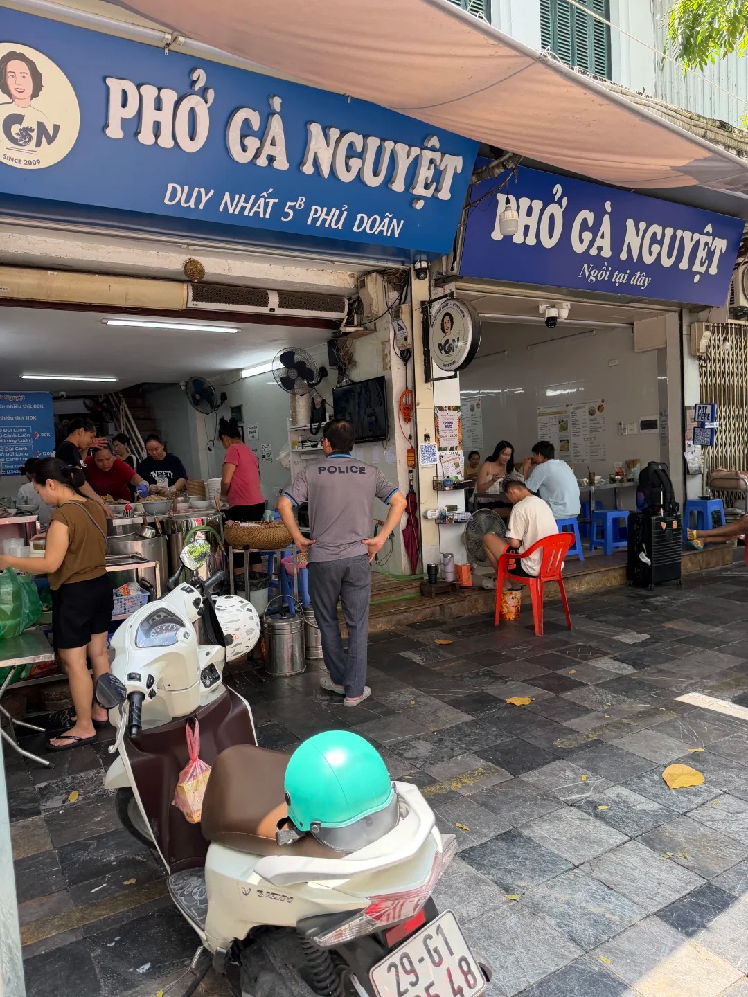 Khách Trung gọi đây là "quán phở gà số 1 Hà Nội": Ăn liền 3 ngày, trước khi rời Việt Nam vẫn quay lại thêm một lần- Ảnh 6. Khách Trung gọi đây là "quán phở gà số 1 Hà Nội": Ăn liền 3 ngày, trước khi rời Việt Nam vẫn quay lại thêm một lần- Ảnh 6.