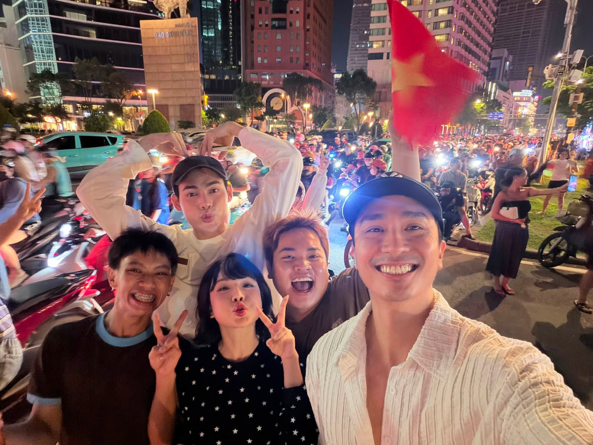 Dàn sao sau chiến thắng của đội tuyển Việt Nam: Tiểu Vy đính chính gấp, Mỹ Tâm vỡ oà, 1 nàng hậu xuống phố!- Ảnh 3. Dàn sao sau chiến thắng của đội tuyển Việt Nam: Tiểu Vy đính chính gấp, Mỹ Tâm vỡ oà, 1 nàng hậu xuống phố!- Ảnh 3.