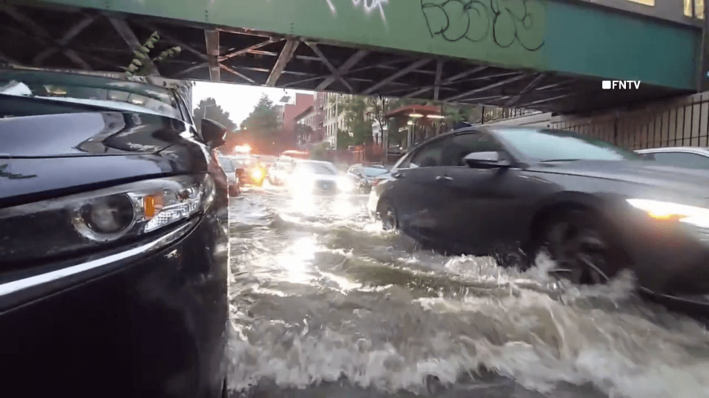 New York ngập lụt sau mưa lớn: tài xế trèo lên nóc xe tránh nước - Ảnh 1.
