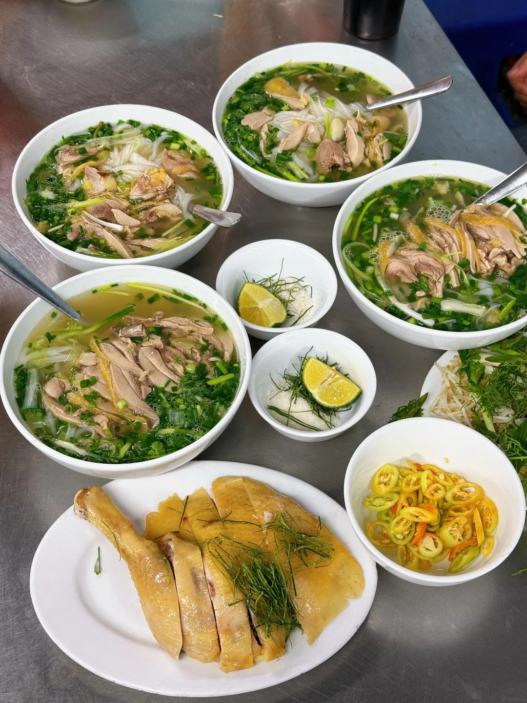 Khách Trung gọi đây là "quán phở gà số 1 Hà Nội": Ăn liền 3 ngày, trước khi rời Việt Nam vẫn quay lại thêm một lần- Ảnh 10. Khách Trung gọi đây là "quán phở gà số 1 Hà Nội": Ăn liền 3 ngày, trước khi rời Việt Nam vẫn quay lại thêm một lần- Ảnh 10.