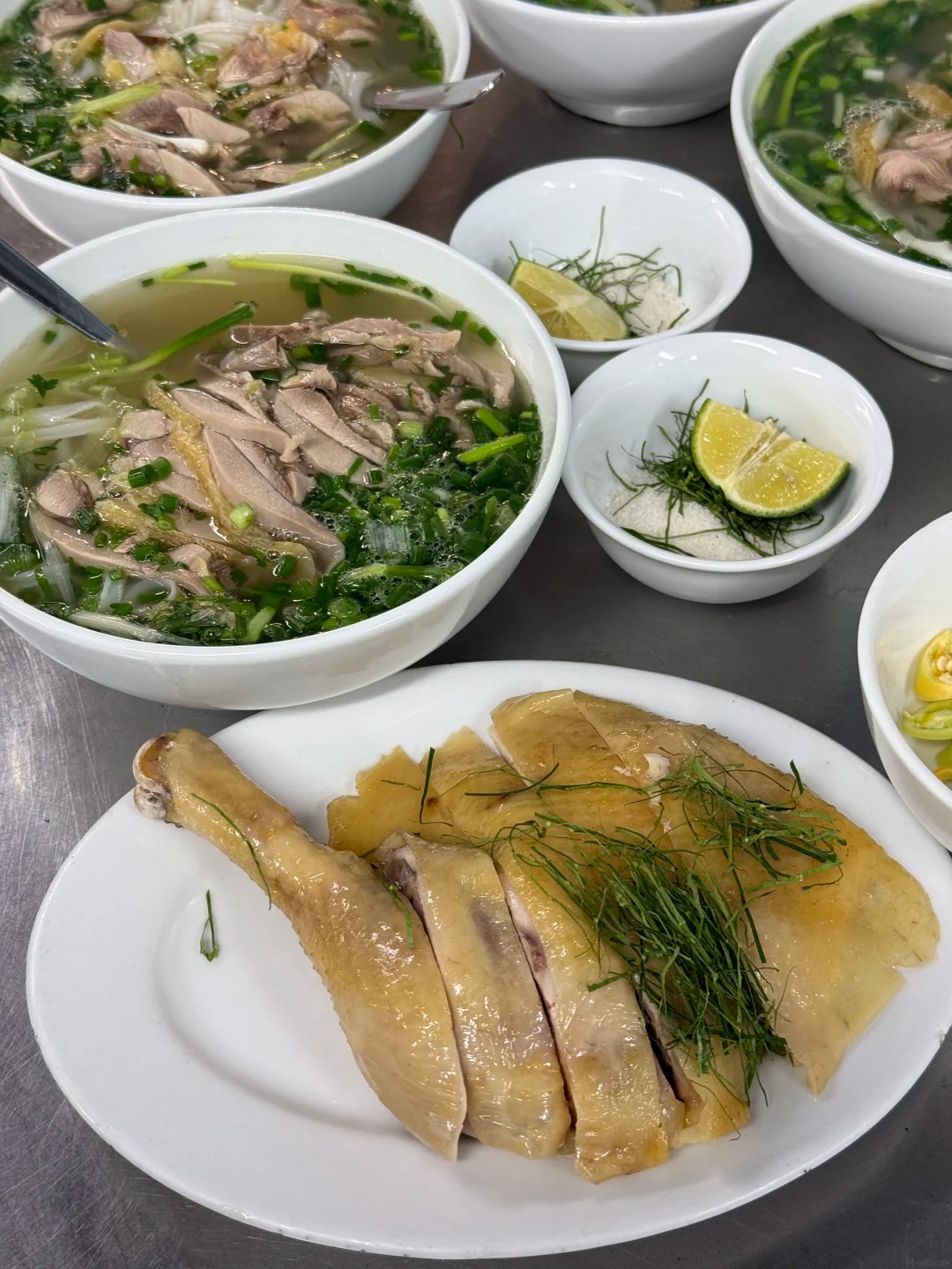 Khách Trung gọi đây là "quán phở gà số 1 Hà Nội": Ăn liền 3 ngày, trước khi rời Việt Nam vẫn quay lại thêm một lần- Ảnh 11. Khách Trung gọi đây là "quán phở gà số 1 Hà Nội": Ăn liền 3 ngày, trước khi rời Việt Nam vẫn quay lại thêm một lần- Ảnh 11.