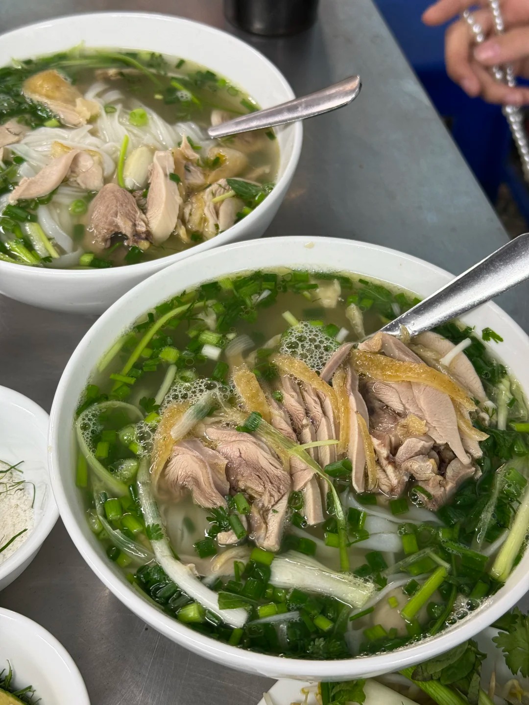 Khách Trung gọi đây là "quán phở gà số 1 Hà Nội": Ăn liền 3 ngày, trước khi rời Việt Nam vẫn quay lại thêm một lần- Ảnh 12. Khách Trung gọi đây là "quán phở gà số 1 Hà Nội": Ăn liền 3 ngày, trước khi rời Việt Nam vẫn quay lại thêm một lần- Ảnh 12.