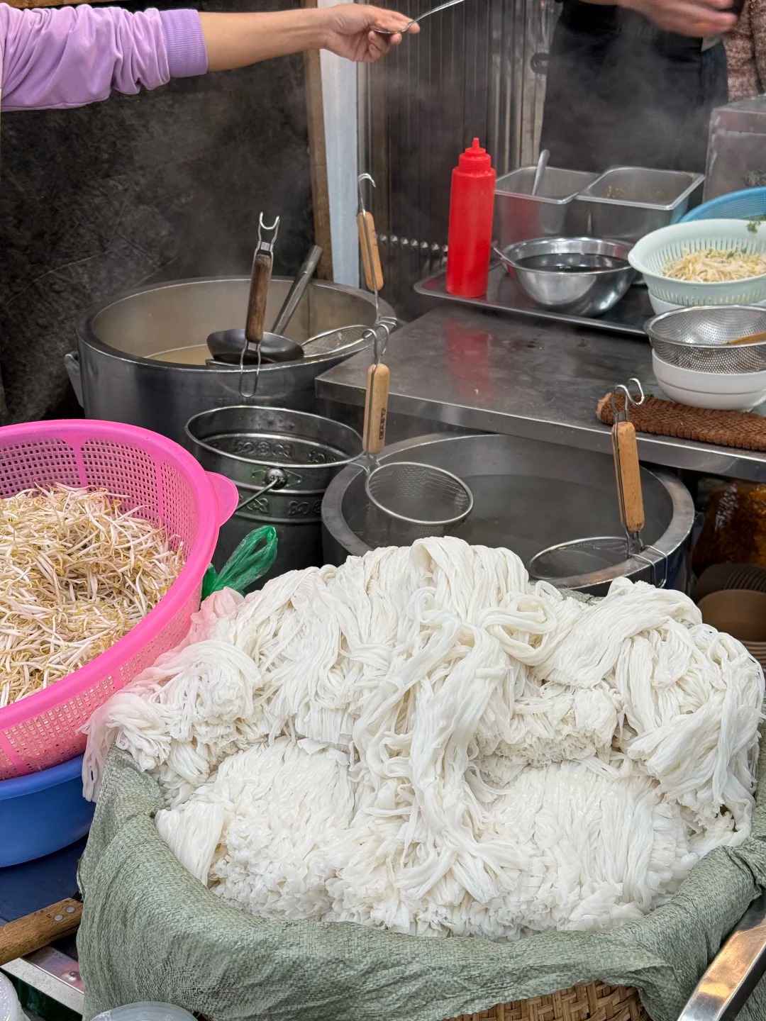 Khách Trung gọi đây là "quán phở gà số 1 Hà Nội": Ăn liền 3 ngày, trước khi rời Việt Nam vẫn quay lại thêm một lần- Ảnh 9. Khách Trung gọi đây là "quán phở gà số 1 Hà Nội": Ăn liền 3 ngày, trước khi rời Việt Nam vẫn quay lại thêm một lần- Ảnh 9.