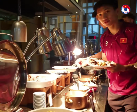 Bữa ăn của tuyển Việt Nam trước trận chung kết với Thái Lan- Ảnh 1.