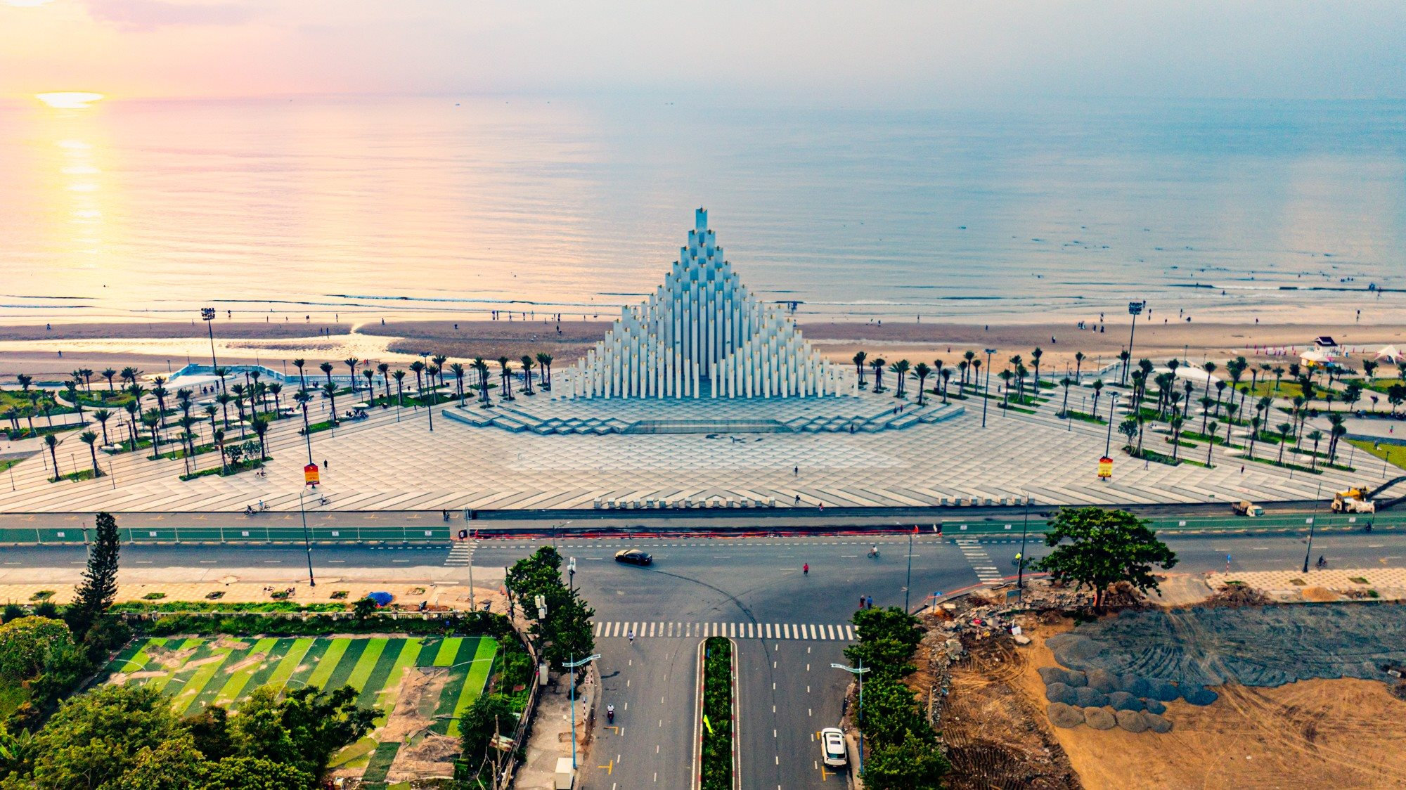 Việt Nam có tòa tháp 143 trụ bê tông, trị giá 155 tỷ đồng, được Sun Group thi công thần tốc chỉ trong 75 ngày- Ảnh 1.