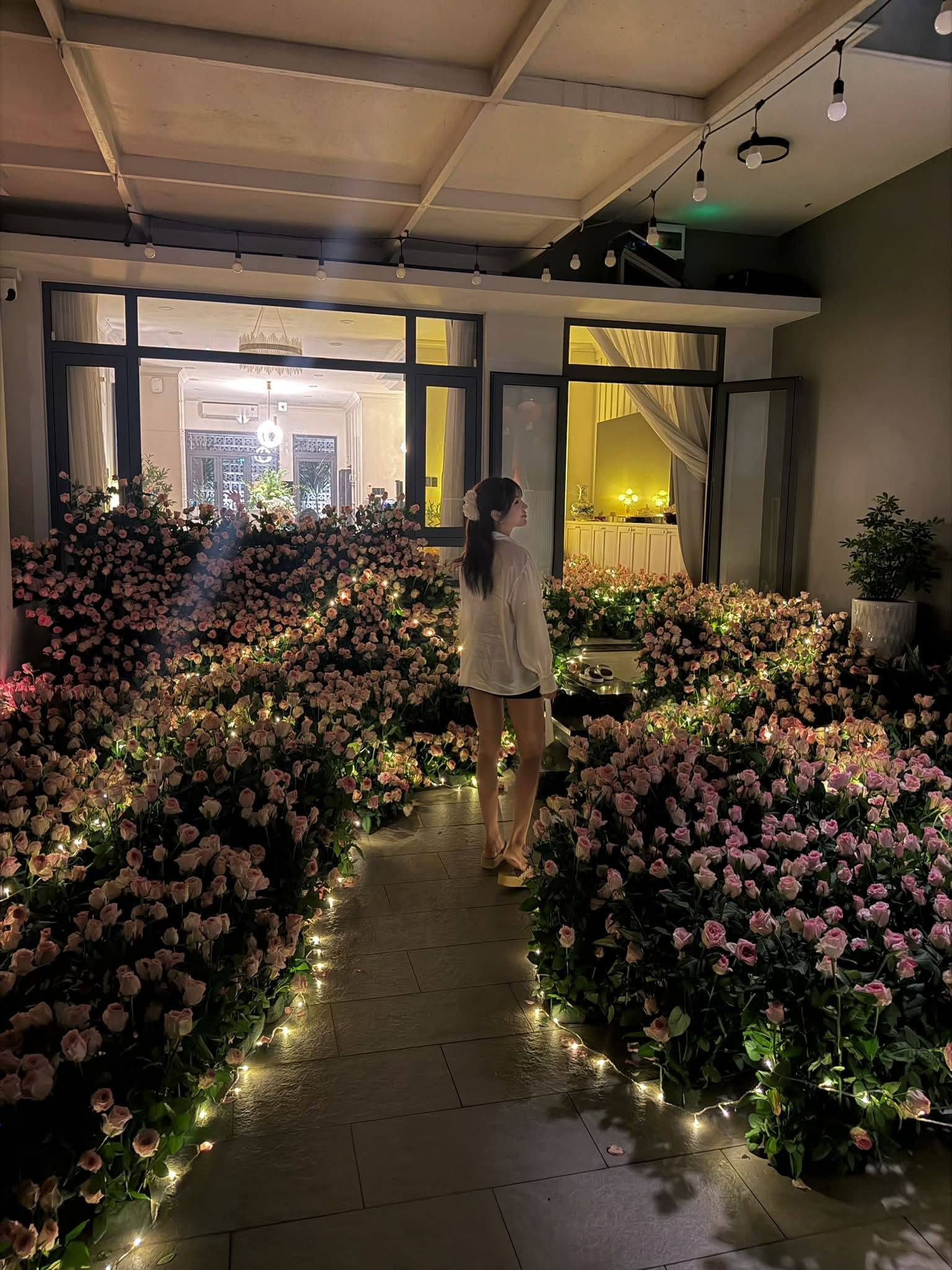 Mẹ đơn thân Vbiz được chàng trai trẻ kém 11 tuổi tặng 6836 hoa hồng công khai yêu, dàn sao Việt ồ ạt chúc mừng- Ảnh 1.