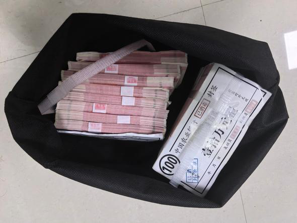 Chuyển khoản hộ 718 triệu đồng rồi cầm về 718 triệu tiền mặt, người đàn ông phải báo công an- Ảnh 1.
