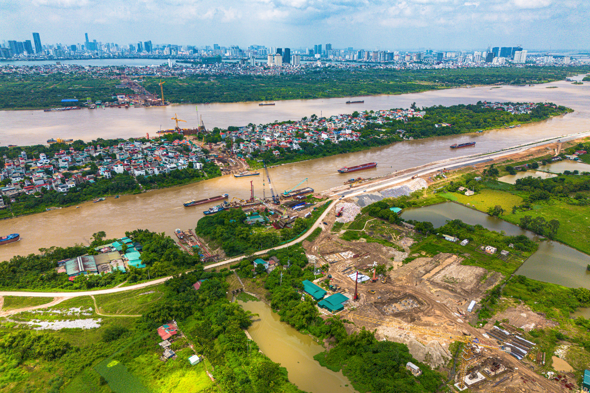 Toàn cảnh cây cầu có trụ cao tương đương tòa nhà 50 tầng đang vươn lên khỏi mặt sông Hồng, sở hữu nhịp chính dài thứ 2 Việt Nam, nối trung tâm Hà Nội với đại đô thị của tỷ phú Phạm Nhật Vượng, sẽ hoàn thành năm 2027 - Ảnh 12.