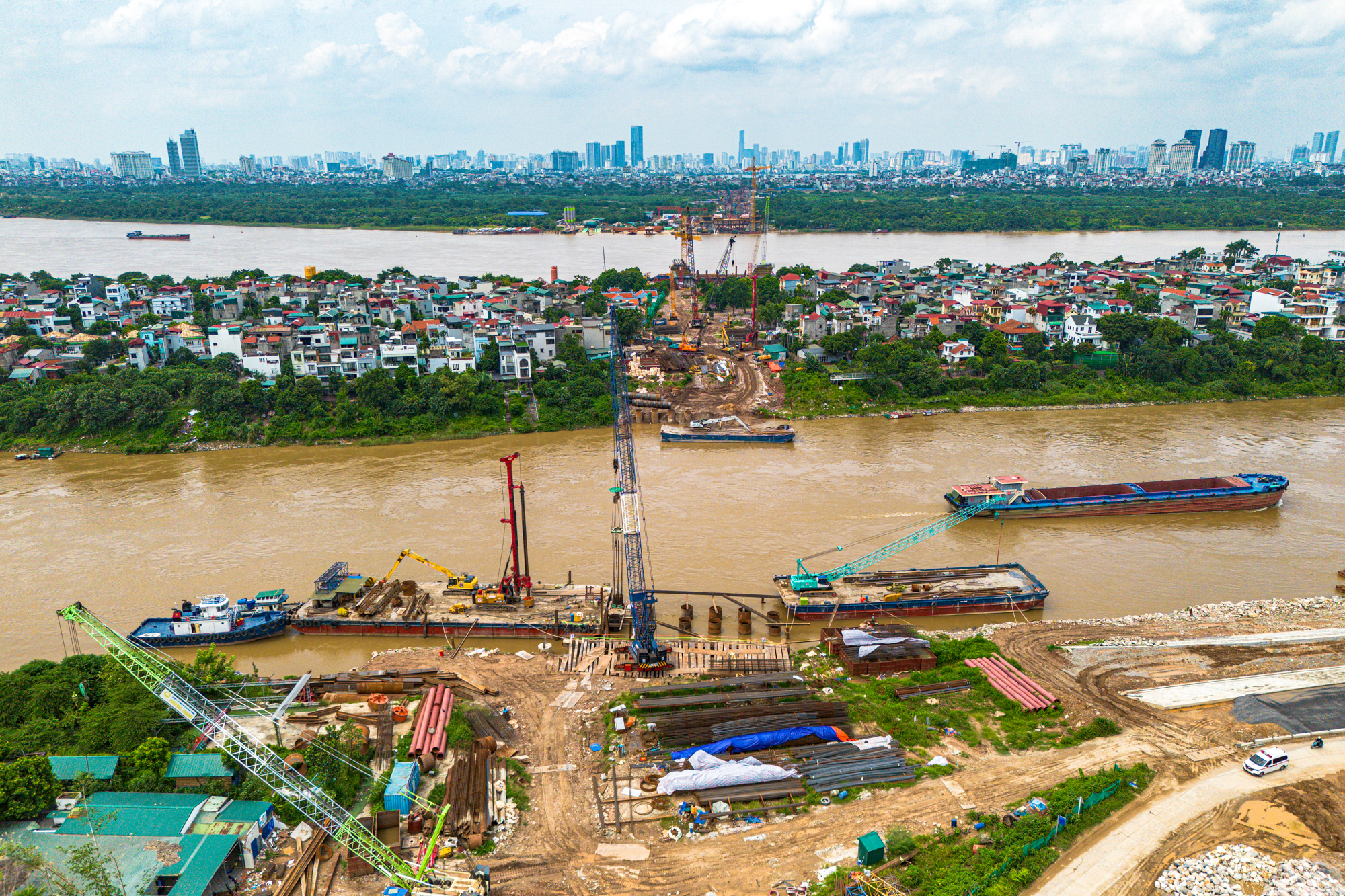 Toàn cảnh cây cầu có trụ cao tương đương tòa nhà 50 tầng đang vươn lên khỏi mặt sông Hồng, sở hữu nhịp chính dài thứ 2 Việt Nam, nối trung tâm Hà Nội với đại đô thị của tỷ phú Phạm Nhật Vượng, sẽ hoàn thành năm 2027 - Ảnh 2.