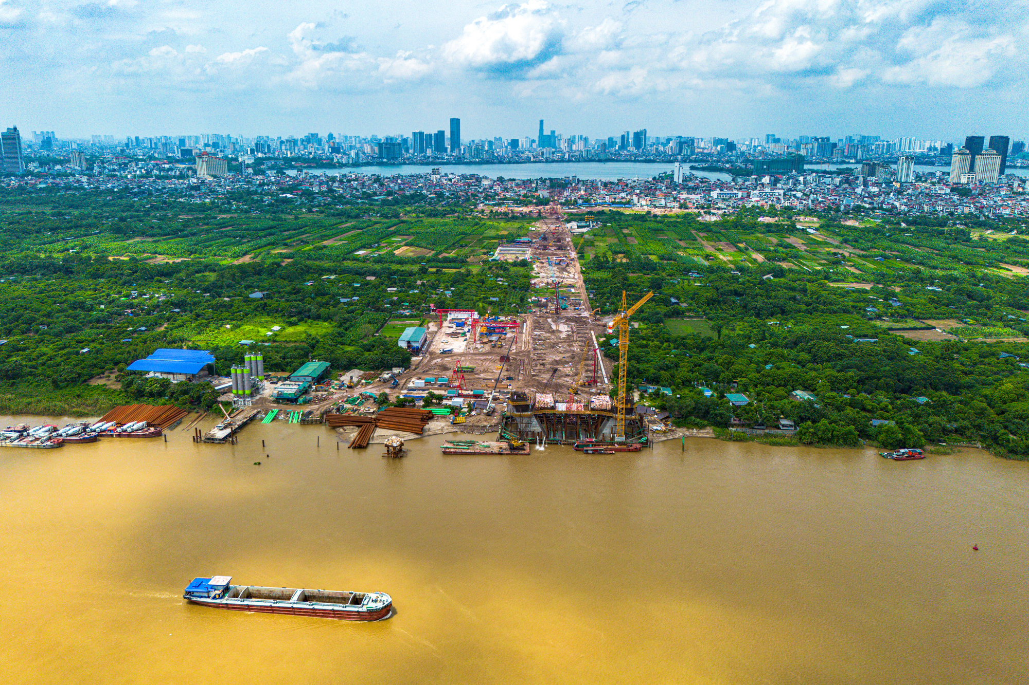 Toàn cảnh cây cầu có trụ cao tương đương tòa nhà 50 tầng đang vươn lên khỏi mặt sông Hồng, sở hữu nhịp chính dài thứ 2 Việt Nam, nối trung tâm Hà Nội với đại đô thị của tỷ phú Phạm Nhật Vượng, sẽ hoàn thành năm 2027 - Ảnh 10.