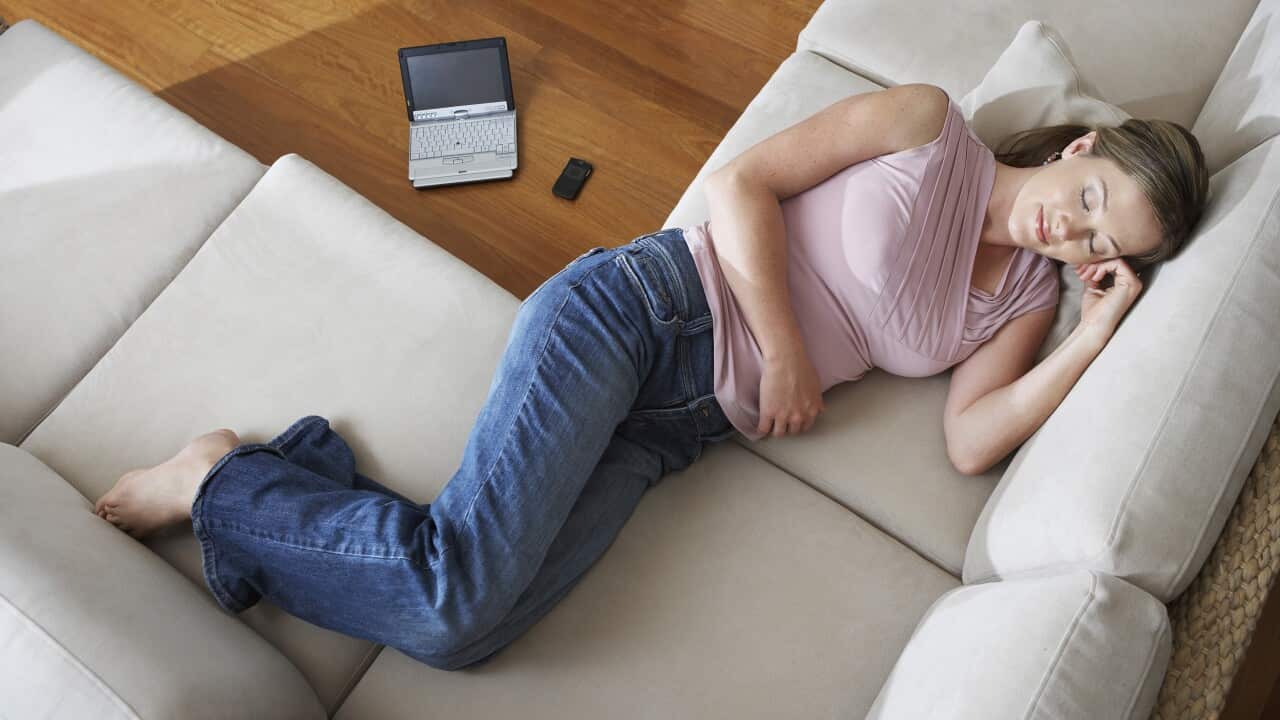 Tại sao nằm sofa thì ngủ quên lúc nào không hay, còn lên giường lại trằn trọc mãi? - Ảnh 2.