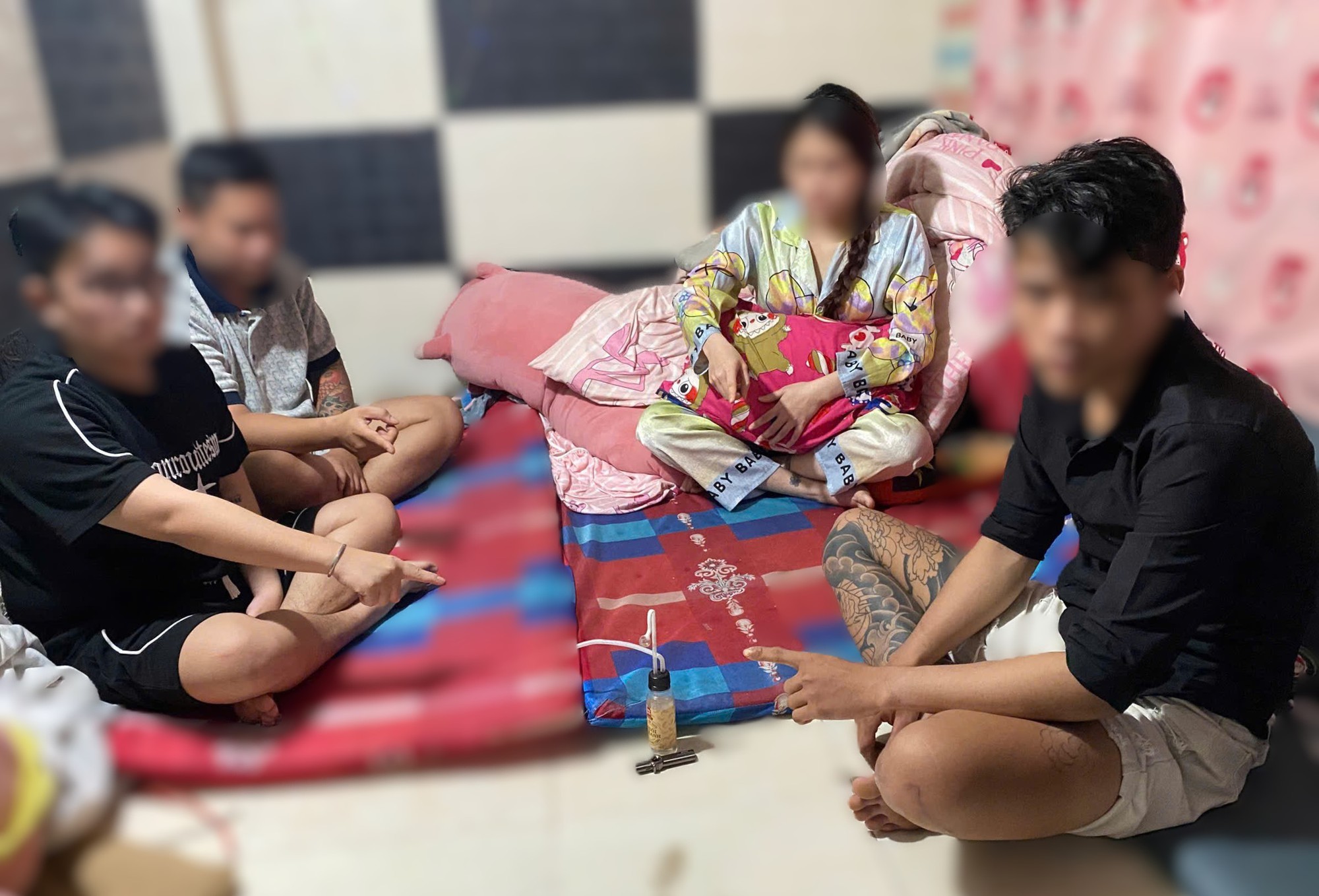 Công an kiểm tra một phòng trọ lúc 21 giờ 30 phút: Bắt khẩn cấp 4 nam, nữ - Ảnh 1.