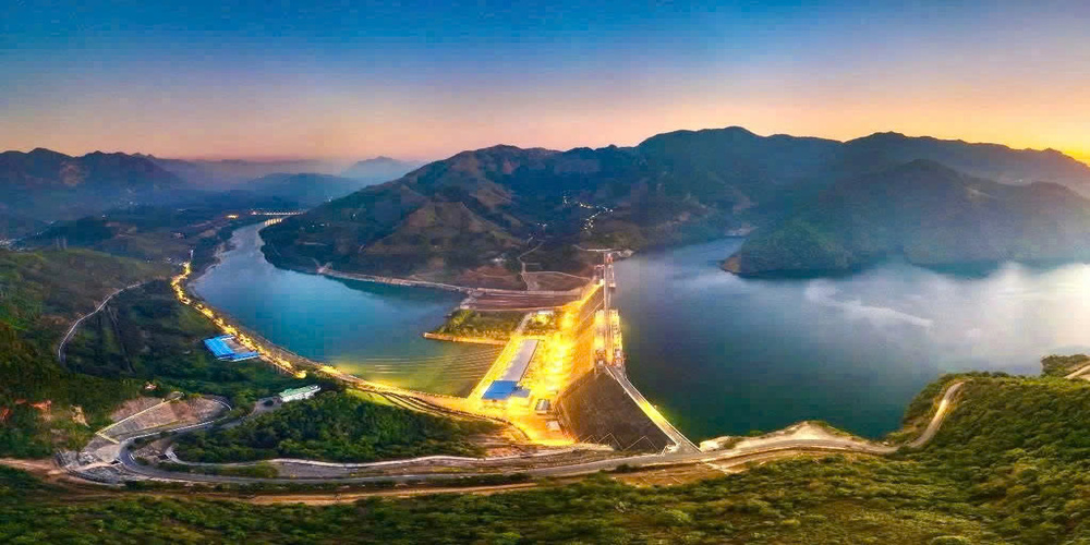 Đập bê tông nứt dài 100m nhưng vẫn không dừng thi công, công trình 60.000 tỷ đồng hiện đại tạo thành công lớn - Ảnh 1.