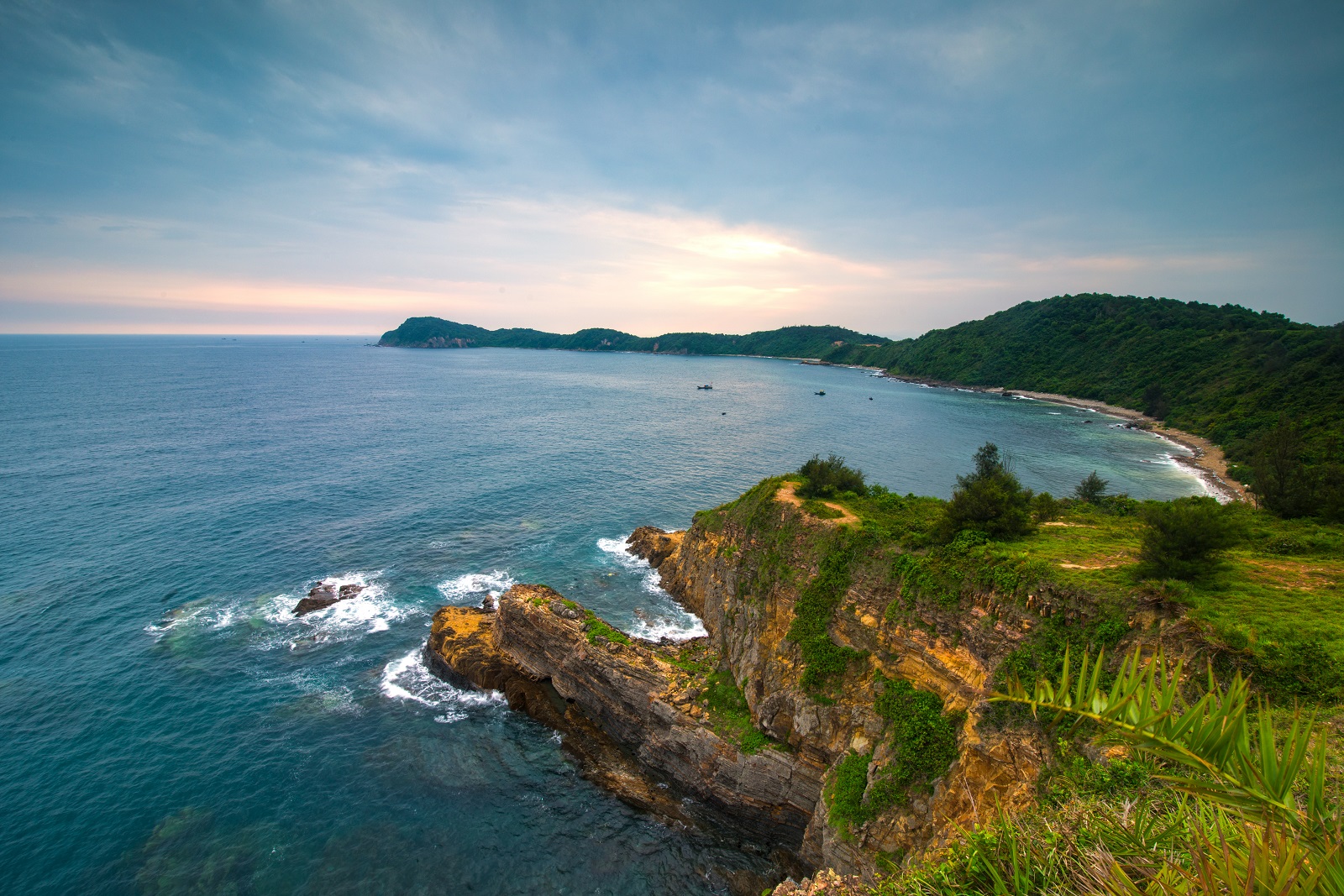 Bãi biển Việt Nam dài 1.500m, từng vượt 'Hawaii phương Đông', lọt top 12 thiên đường rẻ nhất thế giới - Ảnh 2.