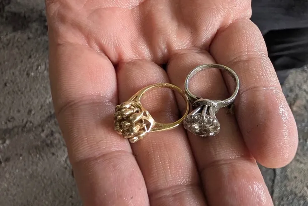 Vợ làm mất nhẫn gia truyền, chồng bới hơn 9 tấn rác: Cái kết khiến ai cũng bất ngờ - Ảnh 1.