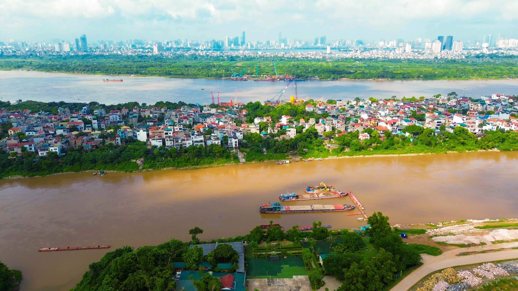 Toàn cảnh cây cầu có trụ cao tương đương tòa nhà 50 tầng đang vươn lên khỏi mặt sông Hồng, sở hữu nhịp chính dài thứ 2 Việt Nam, nối trung tâm Hà Nội với đại đô thị của tỷ phú Phạm Nhật Vượng, sẽ hoàn thành năm 2027 - Ảnh 1.