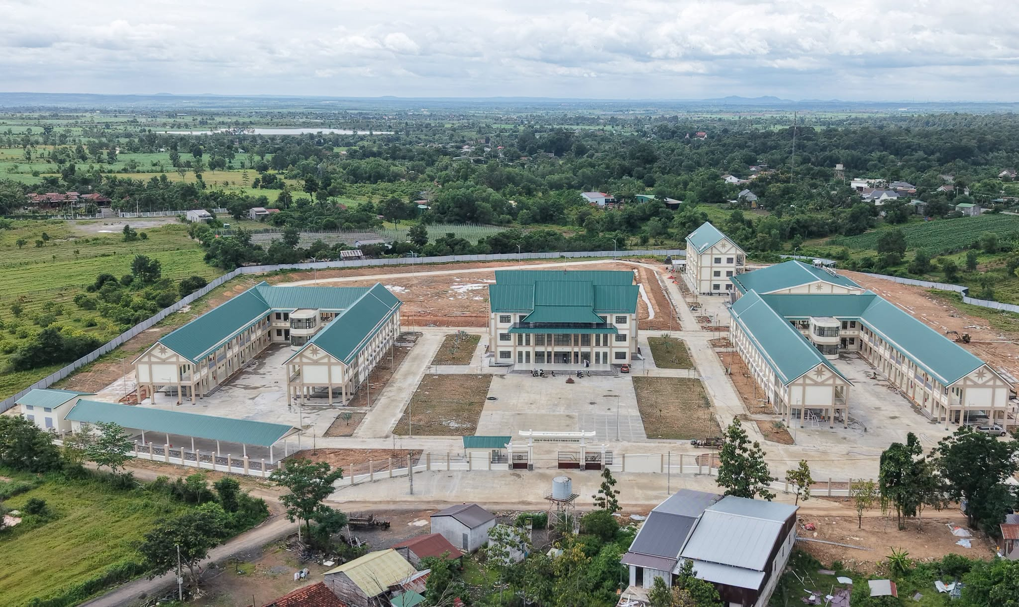 Việt Nam vừa hoàn thành 1 trường nội trú liên cấp quy mô gần 6ha, đầu tư 158 tỷ đồng: Thi công chỉ trong 9 tháng, ký túc xá có điều hòa, bình nóng lạnh - Ảnh 1.