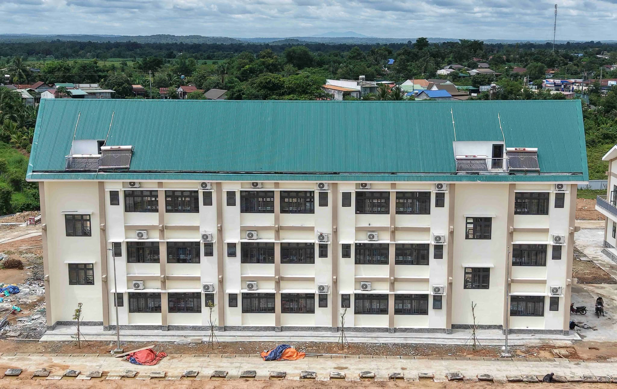 Việt Nam vừa hoàn thành 1 trường nội trú liên cấp quy mô gần 6ha, đầu tư 158 tỷ đồng: Thi công chỉ trong 9 tháng, ký túc xá có điều hòa, bình nóng lạnh - Ảnh 4.