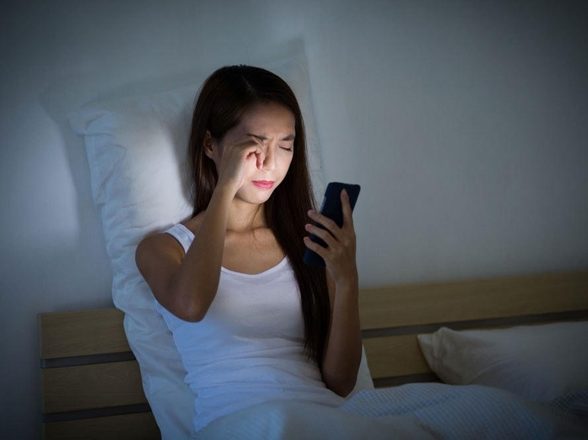 Vừa mở mắt đã cầm điện thoại: Não bộ đang "lãnh đủ" điều gì? - Ảnh 1.
