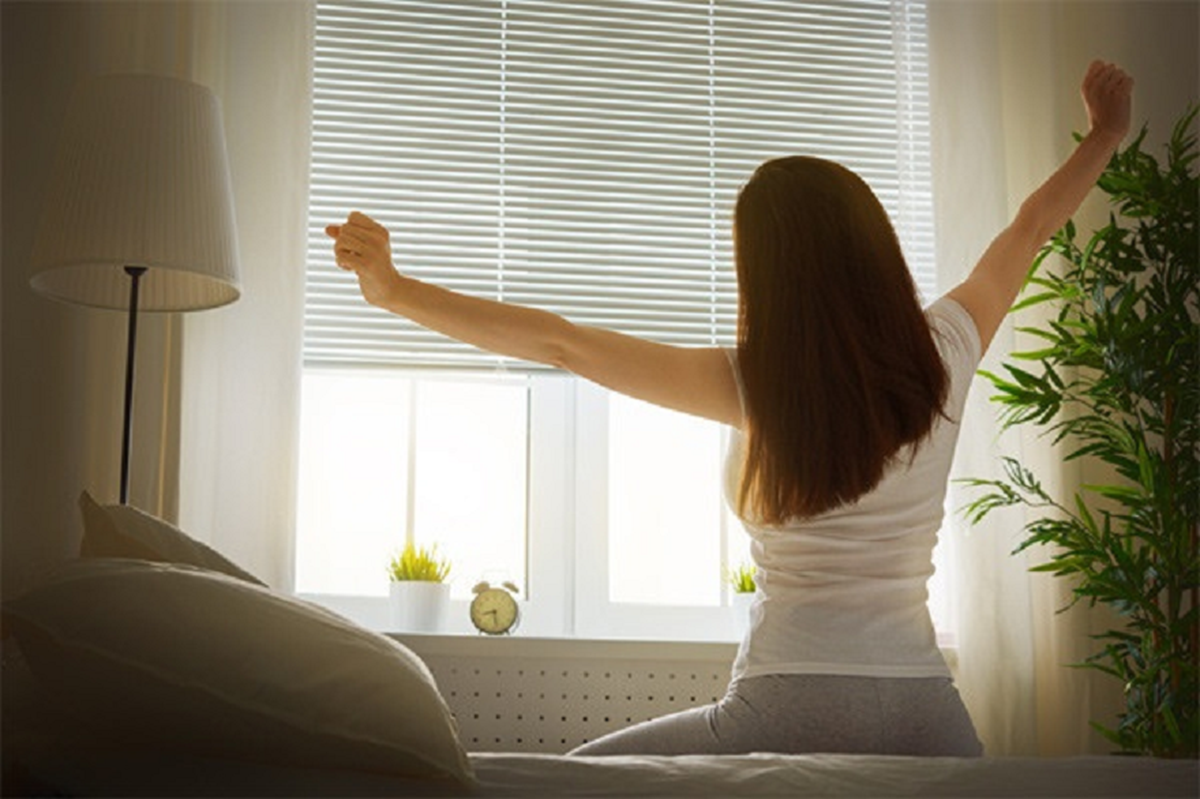 Vừa mở mắt đã cầm điện thoại: Não bộ đang "lãnh đủ" điều gì? - Ảnh 2.