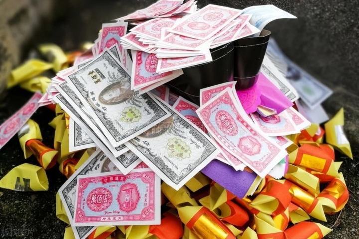 Một huyện ở Trung Quốc cấm đốt vàng mã, gây tranh cãi dữ dội dịp rằm tháng 7- Ảnh 2.