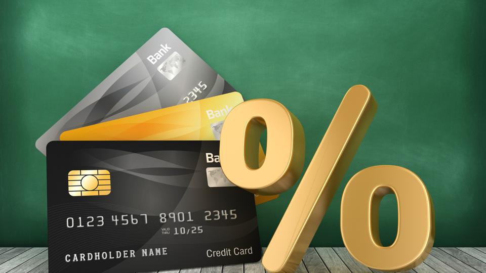 Vì sao nhiều người thích dùng thẻ tín dụng dù lãi suất có thể gần 50%/năm? - Ảnh 2.
