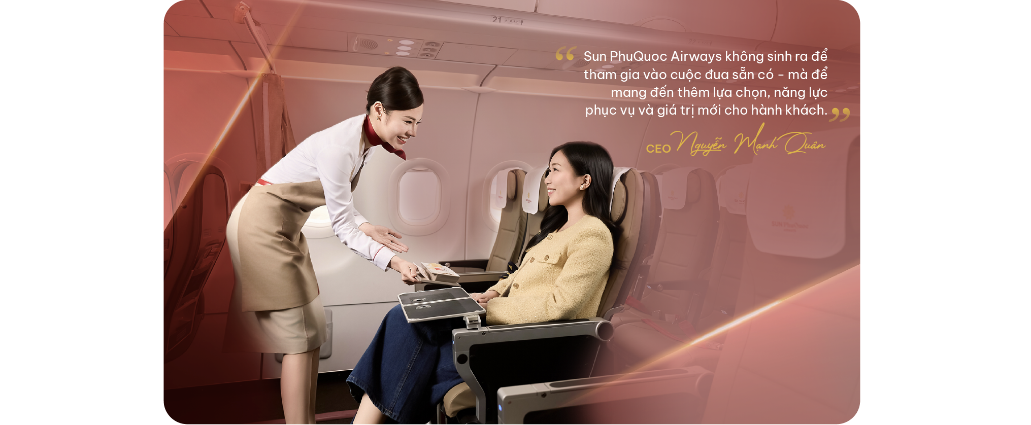 Tiếp viên Sun PhuQuoc Airways phục vụ hành khách trên chuyến bay