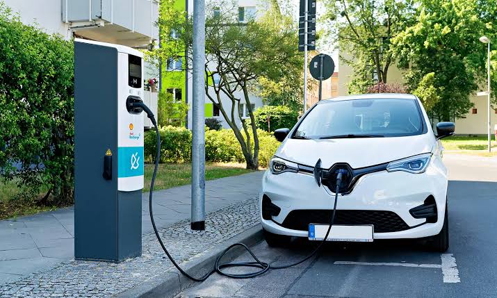 Giá dầu cao, trợ cấp và xe điện giá rẻ giúp doanh số EV tại châu Âu tăng tốc - Ảnh 1.