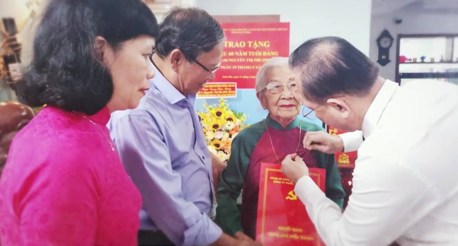 Nữ NSƯT U100: "Tôi xin khoe, tôi vừa được 60 năm tuổi Đảng"- Ảnh 2.