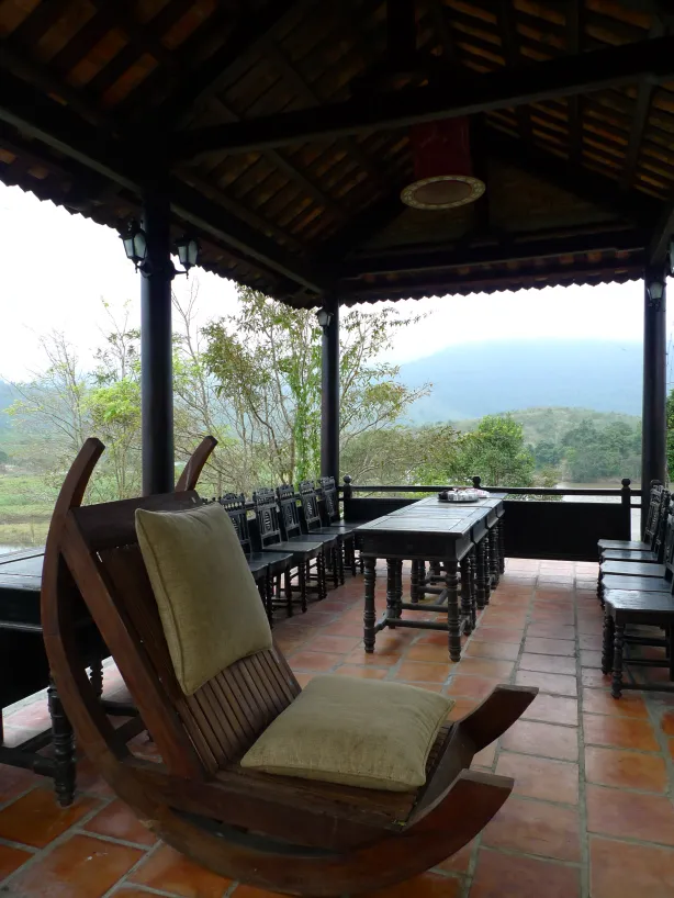 Trước nhà trong hang, ông Đặng Lê Nguyên Vũ từng ở ngôi nhà cổ trên đồi: Bức ảnh hiếm hoi được hé lộ - Ảnh 3.