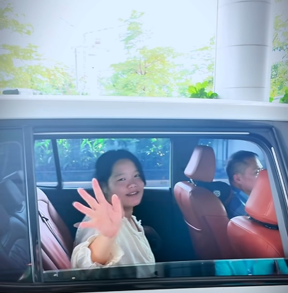 Cô gái Việt trở về sau 15 năm lưu lạc ở nước ngoài, Công an cửa khẩu cảng HKQT Nội Bài có hành động bất ngờ - Ảnh 5.